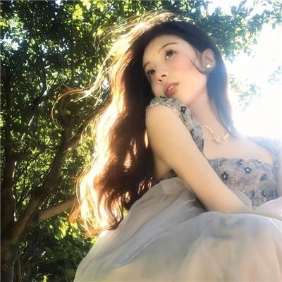 当她换上泳衣